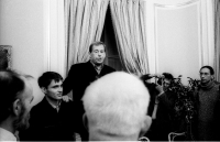 1997 - hrdá opora Václava Havla stojícího na židli a přednášejícího řeč k 80. narozeninám jeho přítele a mého dědečka Zdeňka Urbánka - foto Olda Škácha